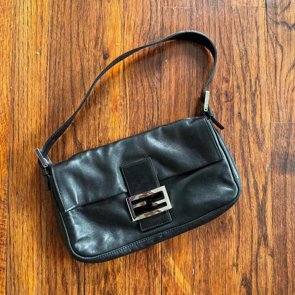 FENDI BLACK LEATHER BAGUETTE SHOULDER BAG